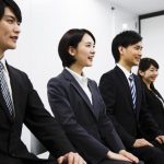 「就活の軸」について面接で聞かれて回答する就活生のイメージ